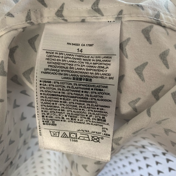 Tailored fit, button down. Nice structured fit. - Picture 4 of 5